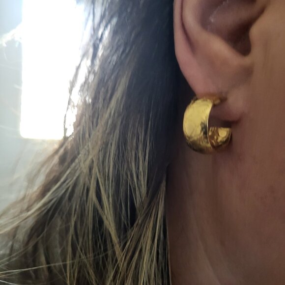 Elegant Gold Hoop Earrings - Picture 13 of 14